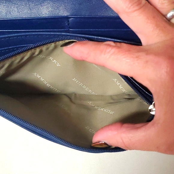 Burberry navy patten leather and canvas signature wallet. - Picture 7 of 13